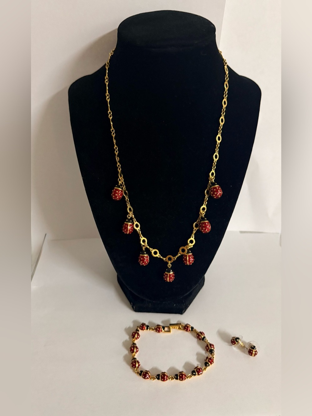 VINTAGE JOAN RIVERS LADYBUG
NECKLACE 22” BRACELET AND EARRING SET GOLD TONE